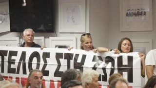 Ένταση στη Βουλή με τους συμβασιούχους του καναλιού