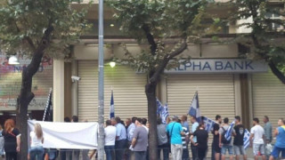 Θεσσαλονίκη ΤΩΡΑ: Διαμαρτύρονται για την κατεδάφιση Ι.Ν. στη Χειμάρρα στο κέντρο