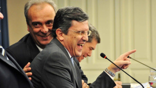 Απίστευτο «καρφί» Αυτιά στους πολιτικούς: «Τους στέλνουν τις απαντήσεις»