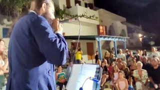 Νάξος: Ιερέας έγινε viral τραγουδώντας ραπ το «Διθέσιο» της Πρωτοψάλτη