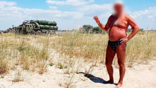 Κριμαία: Ρώσος τουρίστας που πόζαρε με το μαγιό του «πρόδωσε» τη θέση S-400 του Πούτιν, λένε οι Ουκρανοί