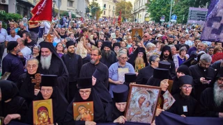 Σερβία: Γέμισε ο δρόμος παπάδες που διαμαρτύρονται με εικόνες και σταυρούς κατά του Pride