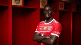 Χαμός με τον Μανέ στο Μόναχο, δύο ώρες έβγαινε φωτογραφίες και μοίραζε αυτόγραφα