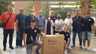 Θεσσαλονίκη: Τρεις τόνοι πλαστικά καπάκια «μεταμορφώθηκαν» σε ένα παιδικό αμαξίδιο ειδικού τύπου
