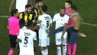 Τουρκία: Οπαδός μπήκε στo γήπεδο και κλώτσησε παίκτες