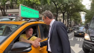 «Πού είσαι ρε μεγάλε;»: Η συνάντηση Μητσοτάκη με Ελληνα ταξιτζή στη Νέα Υόρκη (vid)