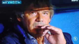 Αντίδραση-έπος του Σαραλέγκουι όταν η κάμερα τον έπιασε με τσιγάρο στον πάγκο!