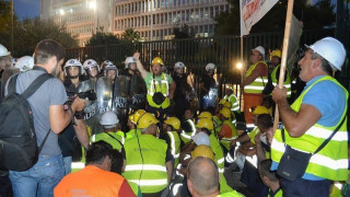 Απάντηση μεταλλωρύχων στον Τσίπρα για το debate (pics)