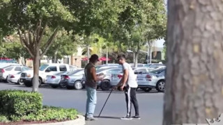 Κοινωνικό πείραμα: Παριστάνει τον τυφλό & ρωτάει αν κέρδισε το λαχείο του (vid)