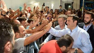 Η χιουμοριστική απάντηση Τσίπρα για το χειροφίλημα!