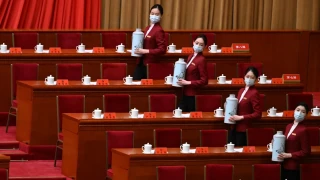 Κίνα: Με στρατιωτική πειθαρχία...σερβίρεται το τσάι στο συνέδριο του Κομμουνιστικού Κόμματος