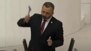 Σόου από Τούρκο βουλευτή: Έσπασε το κινητό του με σφυρί στο έδρανο της Βουλής