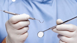 Οδοντίατρος καλείται να πληρώσει 45.000 ευρώ σε ασθενή που έχασε τέσσερα δόντια μετά από θεραπεία