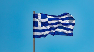 Έσκισαν την ελληνική σημαία και έβαλαν λάστιχα