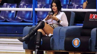 H μελαχρινή πού έκλεψε την παράσταση στο Ιβανώφειο