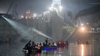 Σοκαριστικό βίντεο: Η στιγμή της κατάρρευσης της γέφυρας στην Ινδία