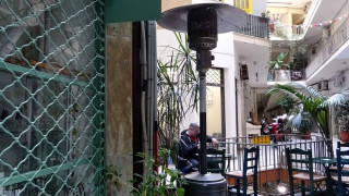 «Υψηλό το κόστος για τις σόμπες αερίου, έρχονται οι... κουβέρτες για τους θαμώνες»