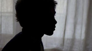 Πετράλωνα: Τα κόπρανα, τα γυμνά και οι καταγγελίες- Η φρίκη που περιγράφει ο ποιητής