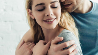 Τέσσερις λόγοι να αγκαλιάζετε το σύντροφο σας πιο συχνά