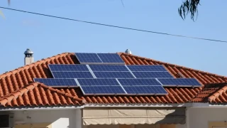 Φωτοβολταϊκά στη στέγη: Η Κομισιόν ανοίγει δρόμο για άδεια μέσα σε ένα μήνα