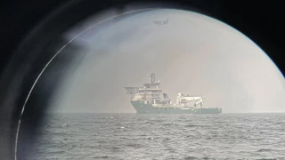 Απίστευτο στιγμιότυπο στη Βαλτική: Κατασκοπευτικό αεροσκάφος της Δανίας πετάει πάνω από ρωσικό πλοίο