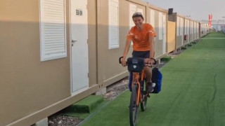 Μουντιάλ 2022: Έφτασε από την Ολλανδία στο Κατάρ λίγο πριν την έναρξη με... ποδήλατο!