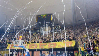 Με τέτοιο κόσμο δεν γινόταν να χάσει (pics)