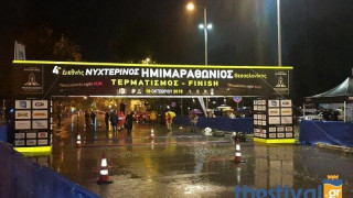 Σε εξέλιξη ο Νυχτερινός Ημιμαραθώνιος, πλημμύρισε η Λεωφόρος Νίκης