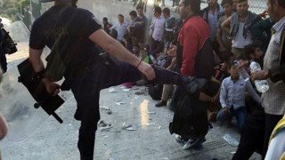 Μυτιλήνη: Αστυνομικός κλωτσά μετανάστες