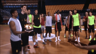 «Κεράκια» στο παρκέ για Κοέν - Ουότερς (video)