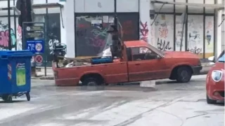 Τρίκαλα: Λακούβα «κατάπιε» αγροτικό αυτοκίνητο