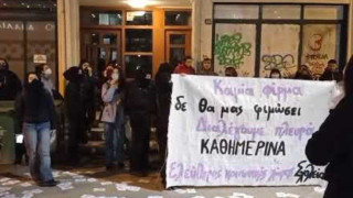 Κιμούλης: Διαμαρτυρία με πανό και συνθήματα έξω από το θέατρο που έκανε πρεμιέρα