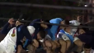 Επικίνδυνη στιγμή: Παραλίγο να «αποκεφαλιστούν» ο Μέσι και οι συμπαίκτες του