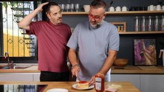 Πως η μίνι σειρά με τον Αλέξανδρο Τσουβέλα απαντάει σε όλα τα ερωτήματα για τη τριχόπτωση στους άντρες