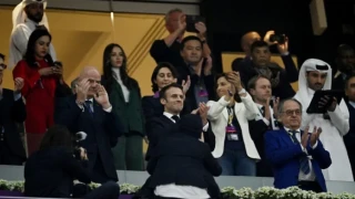 O Μακρόν με δάκρυα στα μάτια στα αποδυτήρια της Εθνικής Γαλλίας