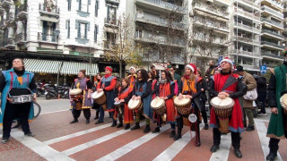 Σε γιορτινούς ρυθμούς η Θεσσαλονίκη: Κάλαντα, τραγούδια και πλήθος κόσμου στους δρόμους