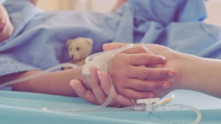 Θρήνος για το κοριτσάκι 2,5 ετών που πέθανε από κορωνοϊό