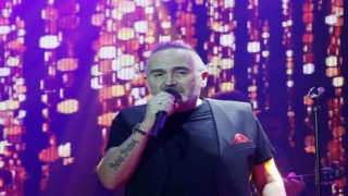 Σταμάτης Γονίδης: Το «πικάντικο» ατύχημα στην πίστα και το νευρικό γέλιο του τραγουδιστή