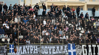Απόλυτο κοντράστ συνθημάτων από τους φίλους της Καλαμάτας στην Τούμπα!