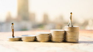 «Ας δοκιμάσουν να επιβιώσουν Μαρινάκης και Μητσοτάκης με 1.000 ευρώ μισθό»