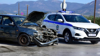 Θεσσαλονίκη: Αυτοκίνητο καρφώθηκε με φόρα πάνω σε δέντρο στον Βαρδάρη