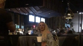 Britney Spears: Βγήκε από τα ρούχα της όταν την τράβηξαν φωτογραφία σε εστιατόριο (vid)