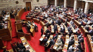Νέο επεισόδιο ΚΚΕ - ΧΑ: «Είστε εκτελεστές συμβολαίων θανατου»