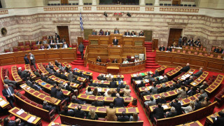 «Ψαλίδι» στους μισθούς στη Βουλή