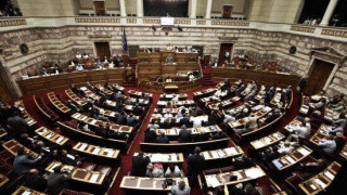 ΤΩΡΑ: Εκρηκτικό επεισόδιο ΚΚΕ - Χ.Α. στη Βουλή!