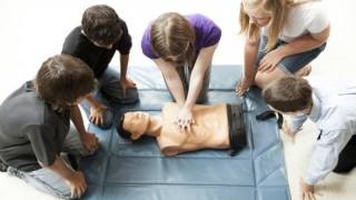 Θεσσαλονίκη: Μαθητές μαθαίνουν πώς να σώζουν ζωές στην πλατεία Αριστοτέλους