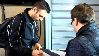 Ο Μπερμπάτοφ υπογράφει αυτόγραφα σε Βούλγαρους δημοσιογράφους (video)