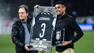 ΠΑΟΚ-Ολυμπιακός: Η βράβευση του Λέο Μάτος στην Τούμπα