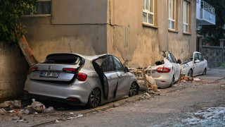Κι όμως, δεν ήταν photoshop: Οι ειδικοί εξηγούν πώς το κτίριο κατέληξε πάνω στα αυτοκίνητα κατά τον σεισμό στην Τουρκία
