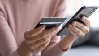 Απάτη «μαμούθ» με λεία 180.000 ευρώ: Έπεισαν 86χρονη ότι… αλλάζει νόμισμα η χώρα!